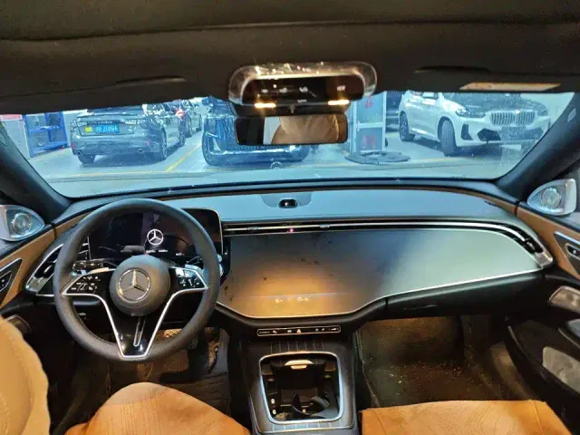 Mercedes-Benz E-Class — Фото автомобиля 4