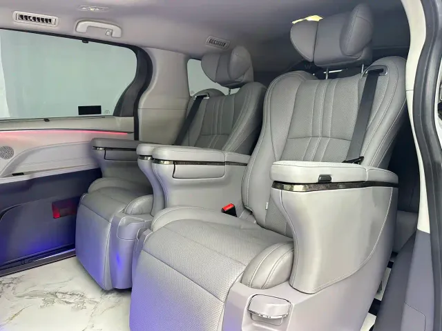 Toyota Sienna — Фото автомобиля 12