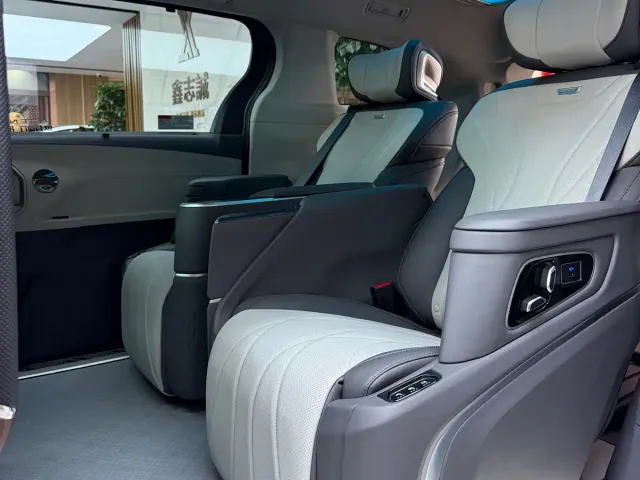 Toyota Sienna — Фото автомобиля 9
