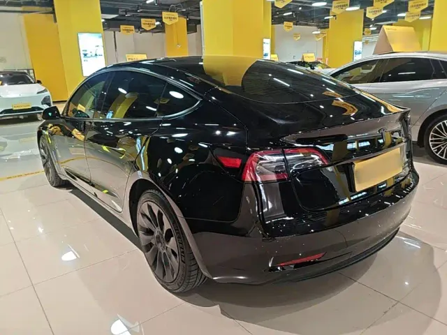 Tesla Model 3 — Фото автомобиля 4