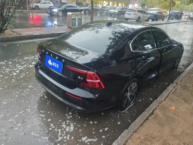 Volvo S60 — Фото автомобиля 3