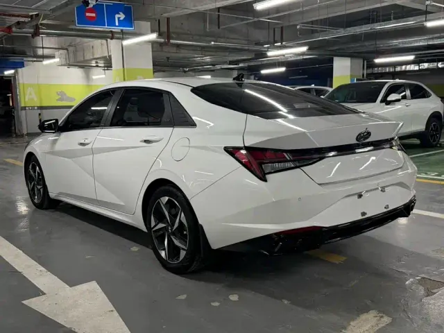 Hyundai Elantra — Фото автомобиля 5