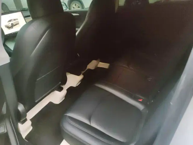 Tesla Model Y — Фото автомобиля 11