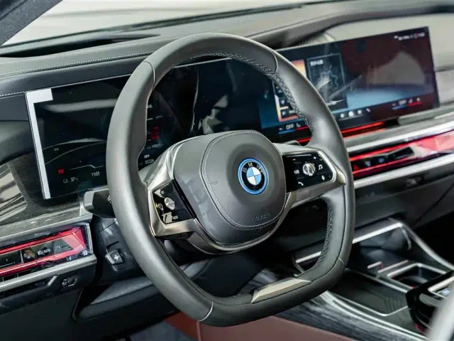 BMW i7 — Фото автомобиля 12