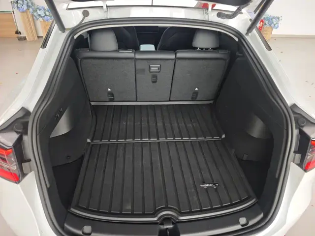 Tesla Model Y — Фото автомобиля 15