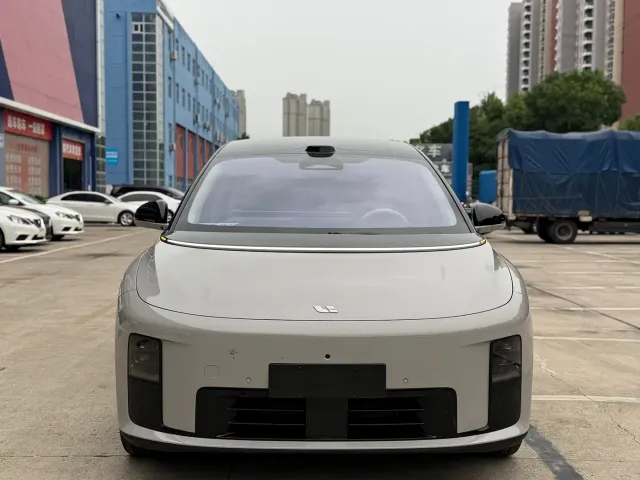 Li Auto i8 — Фото автомобиля 2