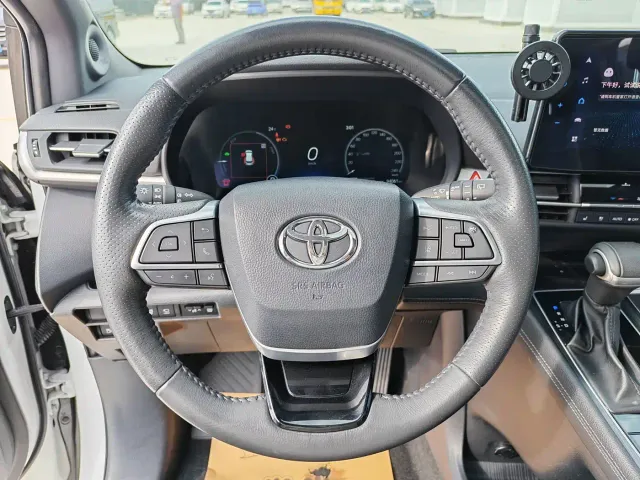 Toyota Toyota Sienna 2021 2.5L Hybrid Platinum Edition — Фото автомобиля 10