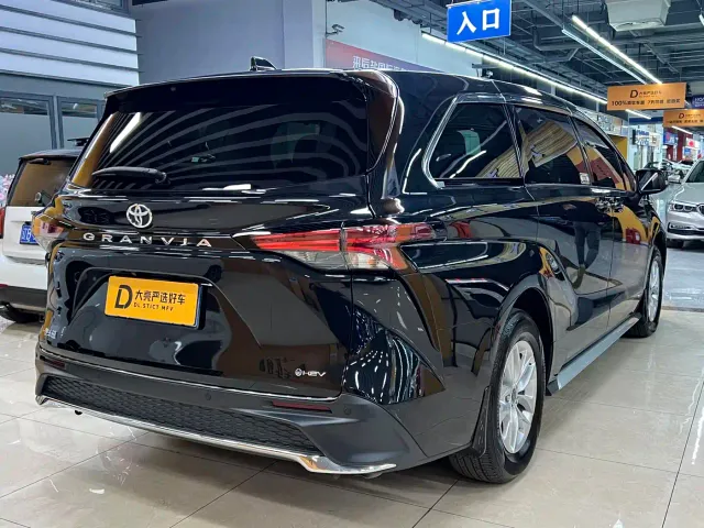 Toyota Granvia — Фото автомобиля 2