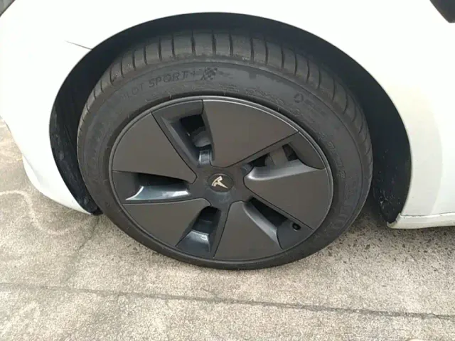 Tesla Model 3 — Фото автомобиля 22