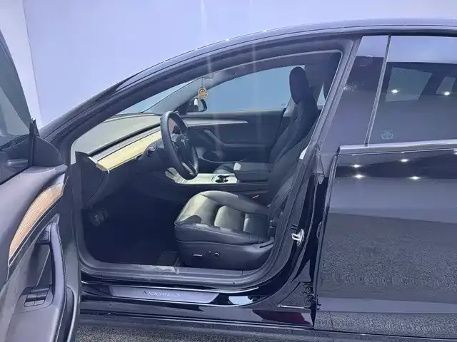 Tesla Model 3 — Фото автомобиля 11
