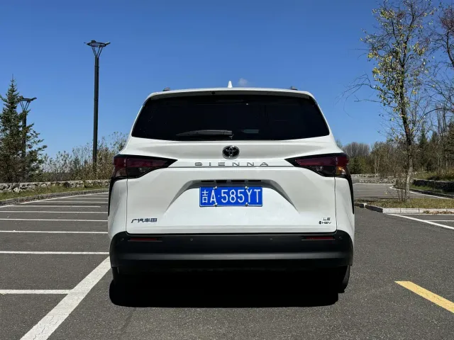Toyota Sienna — Фото автомобиля 4