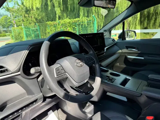 Toyota Sienna — Фото автомобиля 20