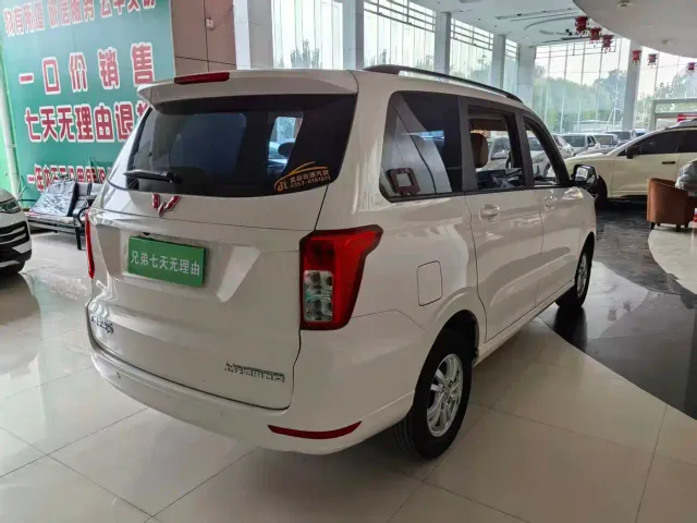 Wuling Hongguang — Фото автомобиля 12
