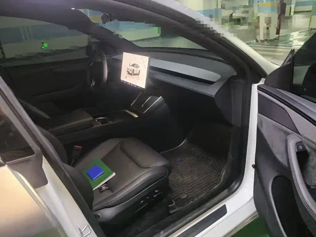 Tesla Model Y L — Фото автомобиля 10