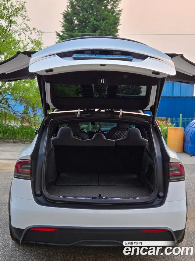 Tesla Model X — Фото автомобиля 12