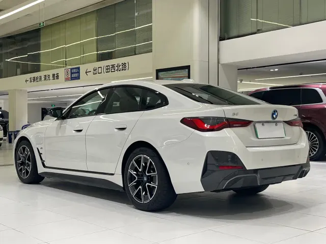 BMW i4 — Фото автомобиля 4