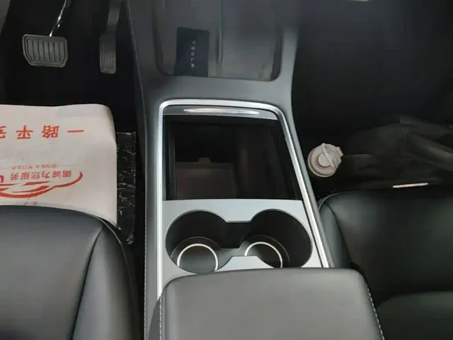 Tesla Model Y — Фото автомобиля 13