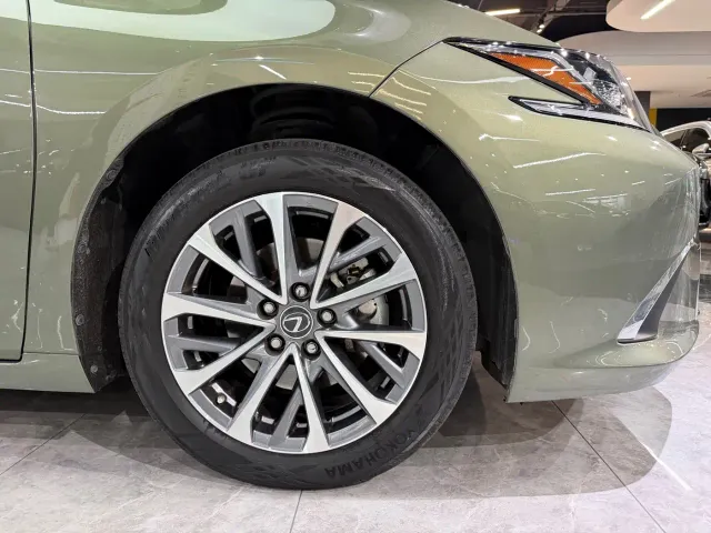 Lexus ES — Фото автомобиля 13