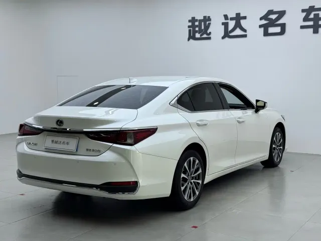 Lexus ES — Фото автомобиля 17
