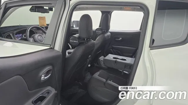 Jeep Renegade — Фото автомобиля 12