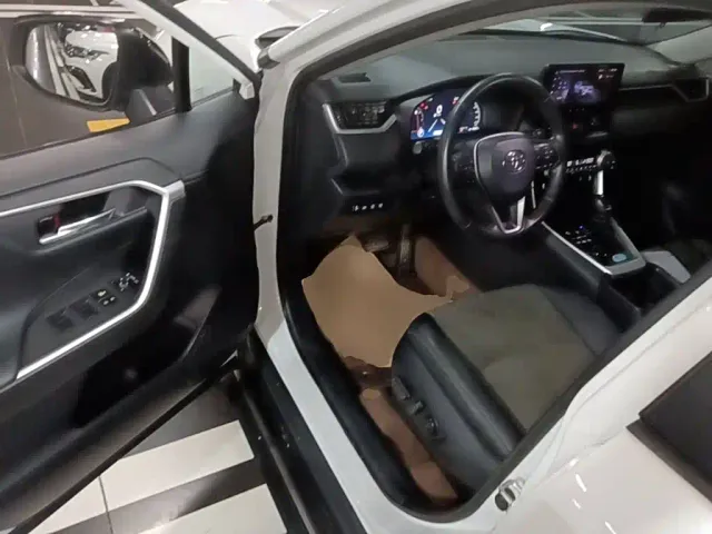 Toyota RAV4 — Фото автомобиля 15