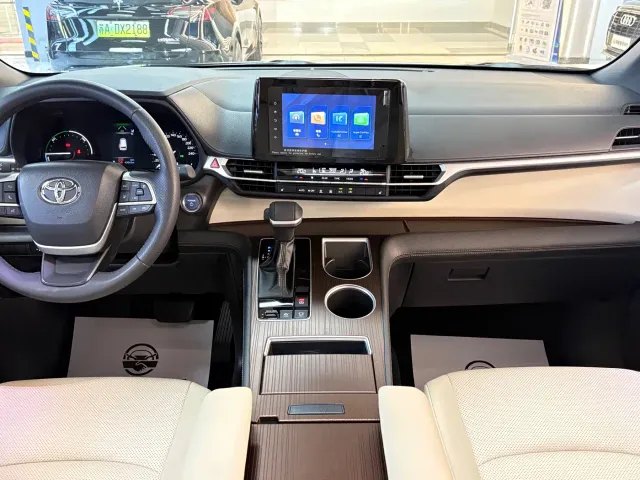 Toyota Sienna — Фото автомобиля 14