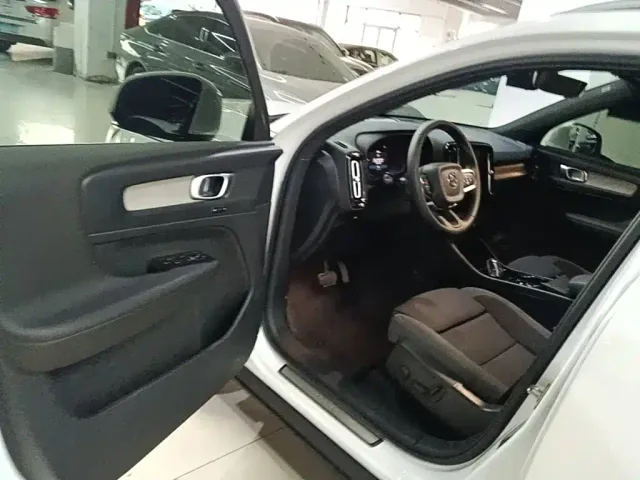 Volvo XC40 — Фото автомобиля 15
