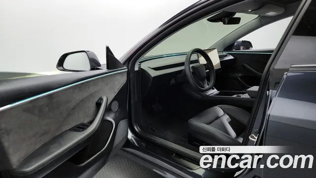 Tesla Model 3 — Фото автомобиля 10