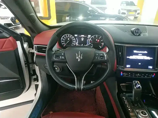 Maserati Levante — Фото автомобиля 10
