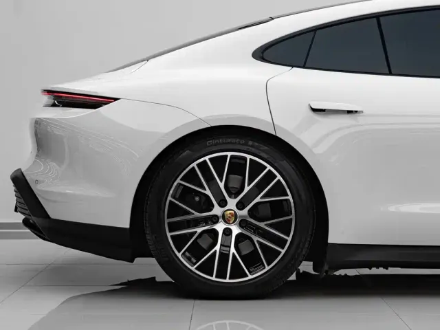 Porsche Taycan — Фото автомобиля 9