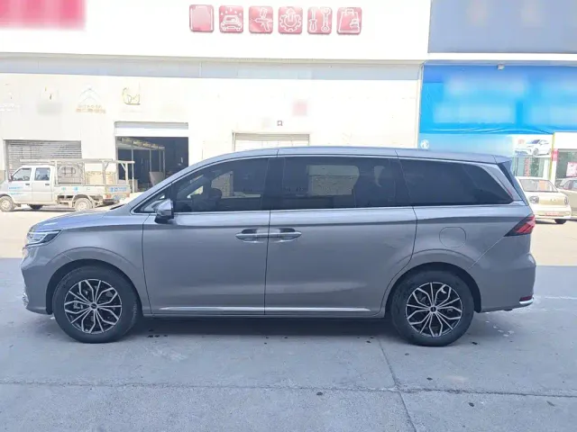 Roewe iMAX8 — Фото автомобиля 4