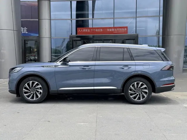 Lincoln Aviator — Фото автомобиля 4