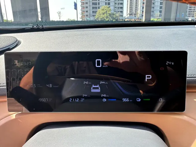 Geely Galaxy Starship 7 EM-i — Фото автомобиля 22