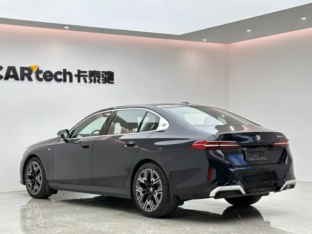 BMW 5 Series — Фото автомобиля 3