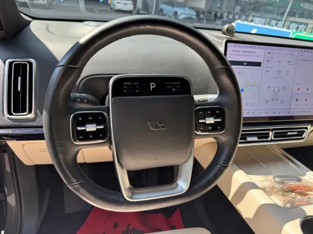 Li Auto L8 — Фото автомобиля 6