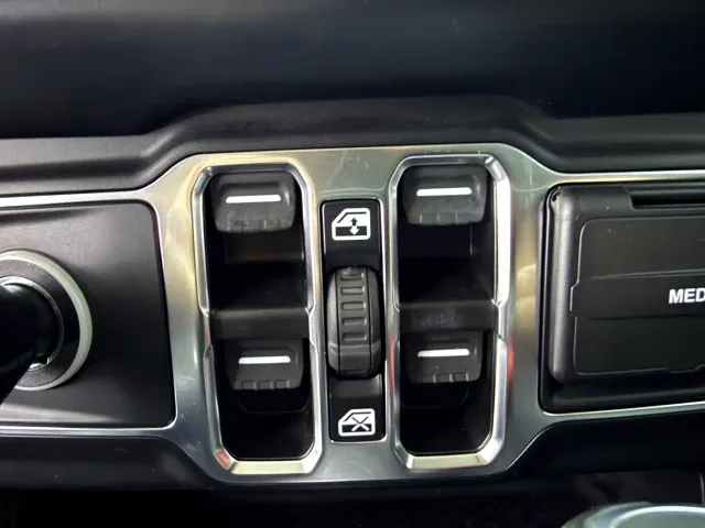 Jeep Wrangler — Фото автомобиля 19