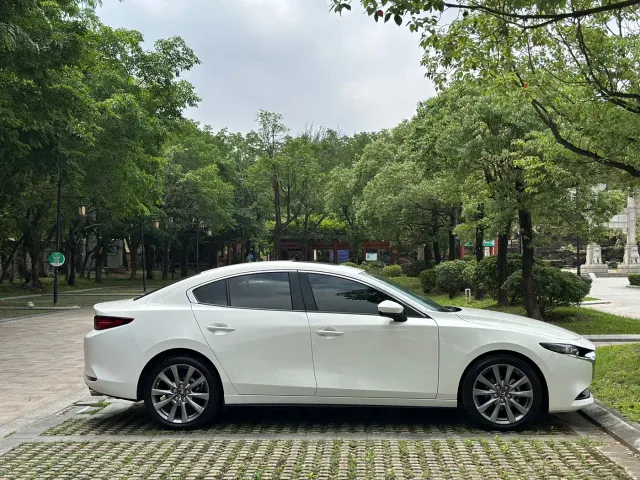 Mazda Axela — Фото автомобиля 15