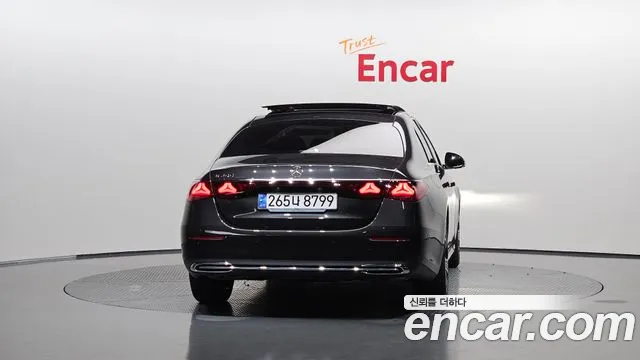 Mercedes-Benz E-Class — Фото автомобиля 4