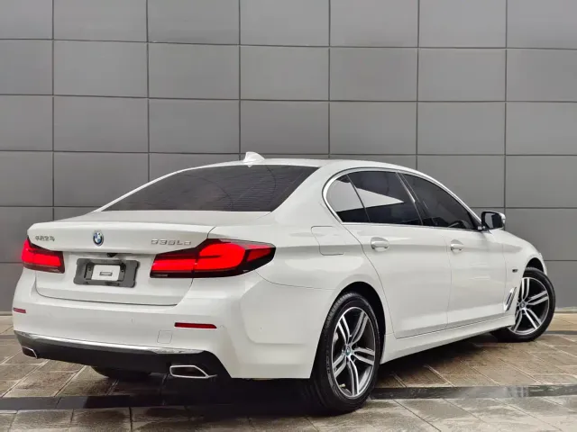 BMW 5 Series — Фото автомобиля 3