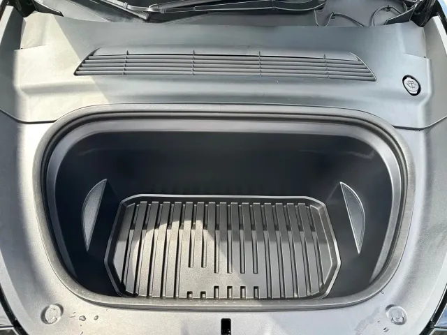 Tesla Model Y — Фото автомобиля 10