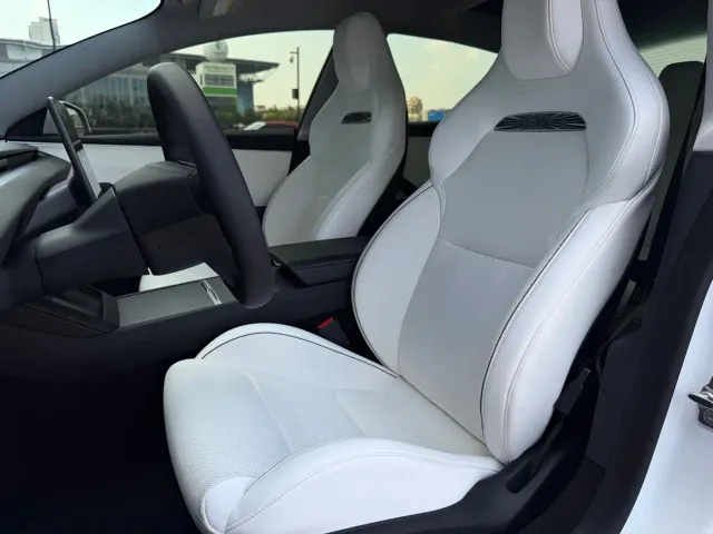 Tesla Model 3 — Фото автомобиля 17