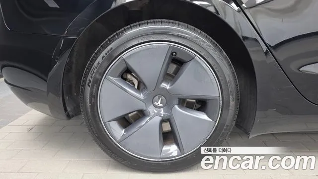 Tesla Model 3 — Фото автомобиля 5