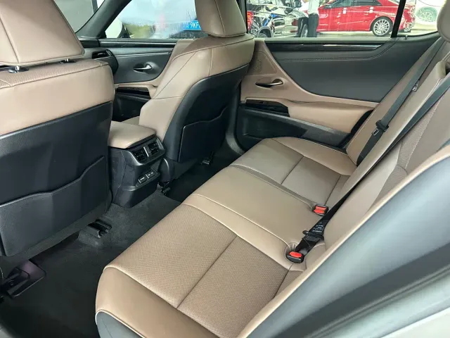 Lexus ES — Фото автомобиля 11