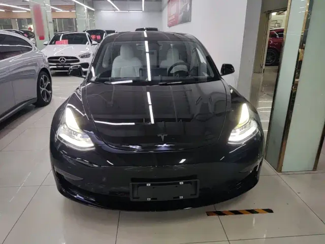 Tesla Model 3 — Фото автомобиля 2