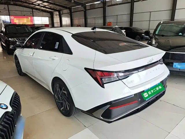 Hyundai Elantra — Фото автомобиля 22