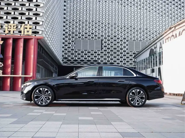 Mercedes-Benz E-Class — Фото автомобиля 2