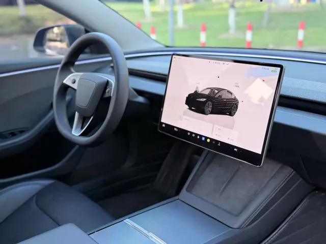 Tesla Model 3 — Фото автомобиля 17