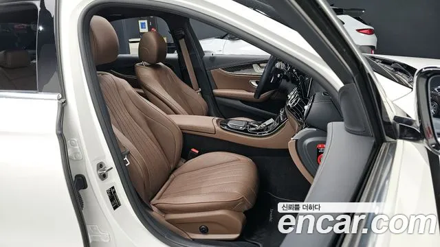 Mercedes-Benz E-Class — Фото автомобиля 23