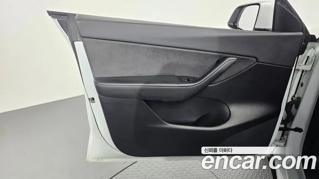 Tesla Model Y — Фото автомобиля 13