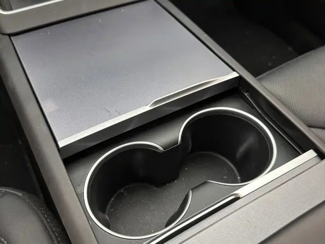 Tesla Model Y — Фото автомобиля 16